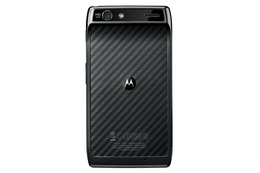 モトローラ、スリムなAndroidスマートフォン「DROID RAZR」を発表 画像