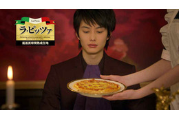 岡田将生が、もちもちピッツァ生地の感動を表現!……伊藤ハム「ラ・ピッツァ スペシャレンテ」TVCM 画像