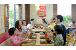 「すき家」CM新シリーズに原田泰造や大塚寧々が登場、メガ牛丼を注文したおじいちゃん役は……? 画像