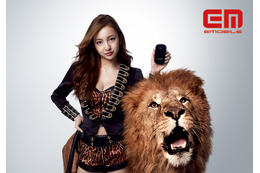 板野友美が猛獣使いに!? ……イー・モバイル新CM 画像