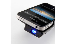 ケースのように装着し、予備バッテリにもなる! iPhone 4S・4用モバイルプロジェクター 画像