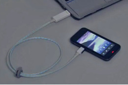 充電状況を光って知らせる! スマートフォン向けUSBケーブル 画像