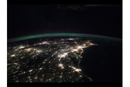 オーロラと夜景の競演!NASA、宇宙から撮影したオーロラの映像を公開 画像