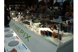 【CP+ 2012(Vol.15)】スマホ転送やAR搭載のGPS機能が楽しい、富士フイルムのFinePix 画像