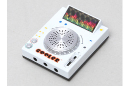 iPodなどと繋いでお手軽DJ体験！　スクラッチ音が鳴らせるミニターンテーブル 画像