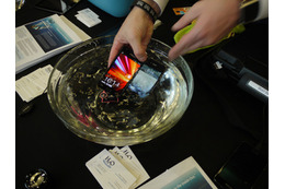 【MWC 2012 Vol.10（動画）】iPhoneやGALAXYに防水機能を！HzOがWaterBlock技術をデモ 画像