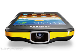 【MWC 2012(Vol.14)】プロジェクタ機能付きスマートフォン、サムスンが発表 画像