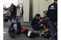 【MWC 2012 Vol.22（動画）】空席を探すのはひと苦労！プレスルームは常に満席状態 画像