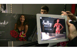 【MWC 2012 Vol.47(動画)】HPブース、ポスターから美女が飛び出しダンスを披露! 画像
