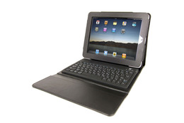 新型iPadをスッキリ収納＆ノートPCに変身!?　無線キーボードを内蔵した黒革ケース 画像