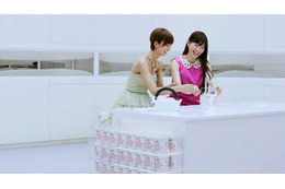 AKB48篠田麻里子が小嶋陽菜に“ドッキリ”、「カップヌードルライト」新CM 画像