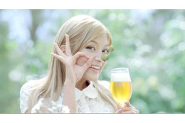 ローラが「サッポロホップ畑の香り」のTV-CMに出演、最後は決めポーズで!? 画像