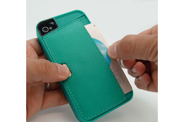 iPhone 4S・4の裏側を財布のように使用できるカードホルダー付きケース 画像