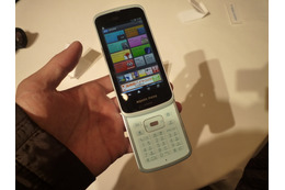 KDDI、テンキー搭載のスライドスマホ「AQUOS PHONE SL」を6日に発売