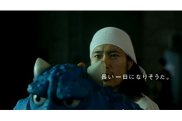 松山ケンイチ扮する怪獣に無数のご当地ヒーローが！ 森永「ウイダー ALL CHARGE」新CM  画像