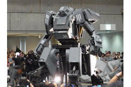 【ワンフェス2012夏】搭乗可能な巨大ロボット「クラタス」、幕張メッセに立つ! 画像
