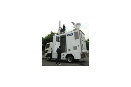 KDDI、被災地の臨時回線を目的に、通信衛星を利用した車載型の携帯電話基地局を導入 画像