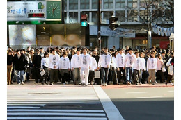 gooが渋谷を乗っ取った。1,000人の“人メディア”と3つの巨大スクリーンを使った宣伝を展開 画像