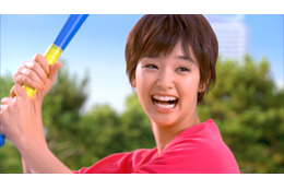 【トレンド】剛力彩芽が豪快にスイング!……ランチパック新CMで野球対決 画像