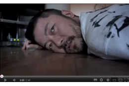 浅野忠信、自作ショートムービーをYouTubeで公開……「ヒマだったから1人で撮りました」