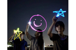 【おもちゃ見本市 2012】iPhone連動でペンライトアートが楽しめる!「夜空におえかき」が11月発売 画像