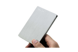 薄さ9mm、重量約115g! 東芝、世界最小・最軽量をうたう容量500GBのポータブルHDD 画像