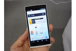 【ドコモ2012秋モデル】女性にも持ちやすいXi対応スマホ「AQUOS PHONE si SH-01E」、28日に予約受付開始 画像