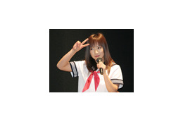 スカート短すぎ!? 愛川ゆず季がセーラー服で学級委員長に 画像