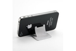 スマホ背面に貼り付け持ち運べるクリーニングクロス! スマホ用スタンドにもなる 画像