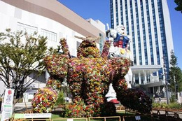 花と緑の巨大ガンダム フラワーガンダムトピアリー 画像