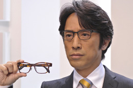 メガネスーパー、新CMキャラは筧利夫……広報社員として「薄コミプライス」誕生をPR 画像