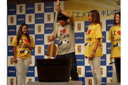 豆を洗わせたら日本一!?バナナマン日村がコーヒー豆洗いで汗だくに! 画像