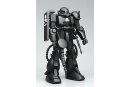 ガンダムと「mastermind JAPAN」 アパレルコラボでプラモ“PGザクII”も発売 画像