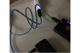 充電中にLEDが走って充電状況を知らせてくれるUSBケーブル 画像