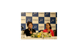 【フォトレポート】浅田舞&浅田真央、プライベートでも「μ」を愛用! 記者会見で自慢の(?)写真を公開 画像
