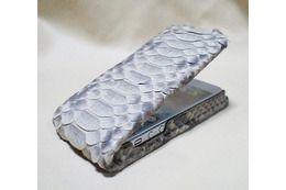 ヘビ年にちなんだiPhone 5用蛇革ケース、特注品で実売3万円 画像