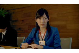 AKB48渡辺麻友、新CMで“垢抜けないOL”姿を披露! 撮影スタッフも「これはヤバイ…」 画像