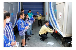 小学生が佐川急便の配達体験 3月28日 画像