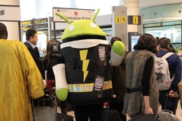 【MWC 2013 Vol.5】開幕前日……空港でインテルドロイド君がお出迎え 画像