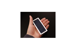 リンクス、ソーラー/AC/USBで充電可能! iPodや携帯電話に対応するモバイルバッテリー 画像