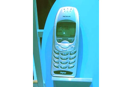 [COMDEX Fall 2002速報（現地19日）]ノキア、Bluetoothを使った車内通話キット「CARK-112」を展示 画像