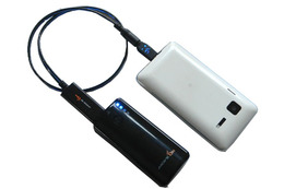 1台でスマホ2~3回分を充電、別売ドッキング収納ボックスで大容量化できる補助バッテリ 画像