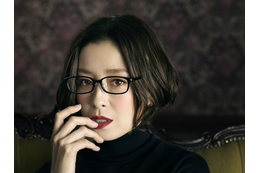 宮沢りえ、新CMでセクシーなナマ脚&メガネ姿! 「普段隠している色気を1年分使っちゃった」 画像