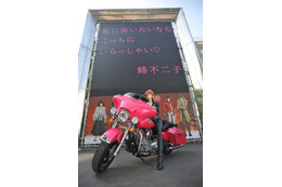 “不二子ちゃ~ん”、ハーレーにまたがり新宿アルタ前に登場 画像