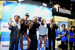 GALAXY S4を日本一早く販売……ノジマ六本木店での深夜イベントにHGも「フォー!」で祝福 画像