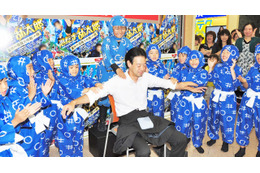 加藤清史郎くん、忍者姿で働くお父さんたちに肩もみをプレゼント! 画像