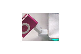 ブライトンネット、さまざまな角度に曲げて接続できる第2世代iPod shuffle専用アダプタ 画像