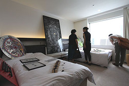 【夏休み】ホテル客室がギャラリーに アート大阪2013 画像