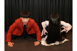 阿部サダヲ×貞子が異色コラボ! 劇場マナーCMで2人そろって土下座を披露 画像