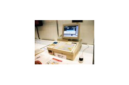 日立、社員食堂にカードも不要の指静脈認証システムを導入!実機を展示デモ 画像
